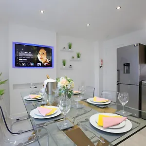 Spacious 4br Centre W/ Free Parking Apartment